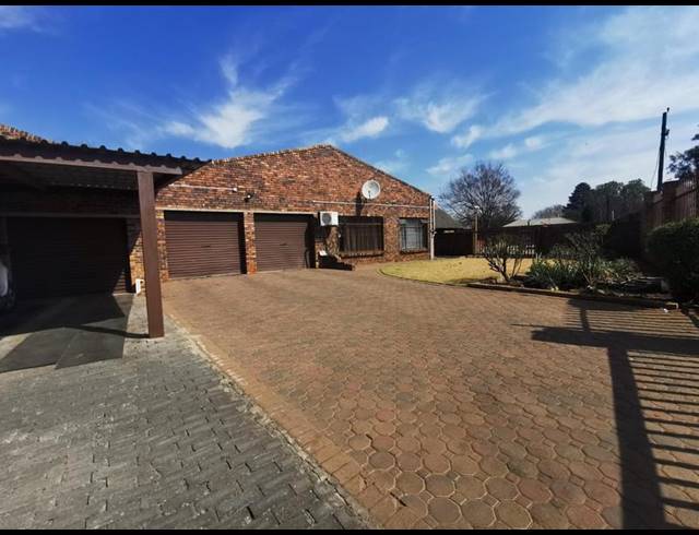 6 BEDROOM HOUSE FOR SALE IN MEYERTON CENTRAL